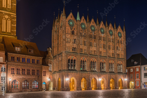 Stralsund – Rathaus mit Schaufassade, dahinter die Nikolaikirche am Alten Markt bei Nacht