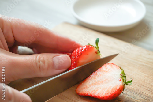 Cut strawberries in half イチゴを半分に切る