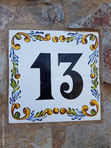 Tabliczka z numerem 13 z miasta Corralejo na Fuertaventurze