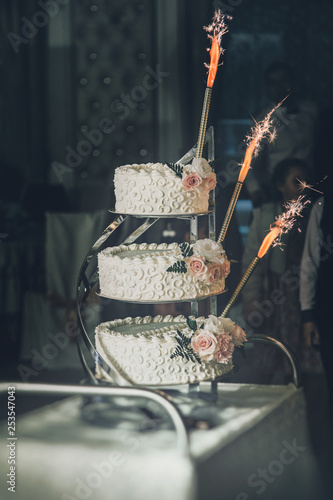Tort ślubny z fajerwerkami