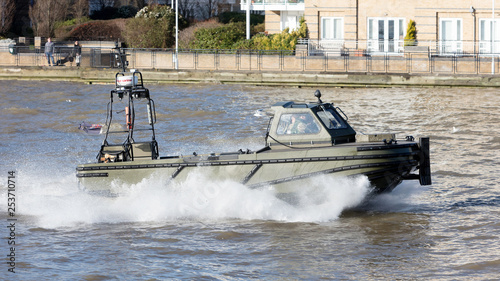 London, United Kingdom - Februari 21, 2019: Small boat of the Royal Navy practicing on the Thames on februari 21, 2019.