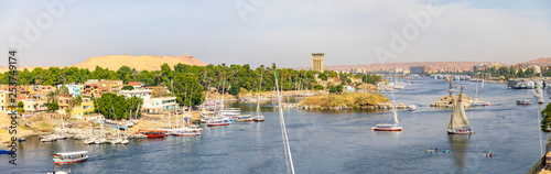 Assuan mit Blick auf Elephantine mit Segelschiffen in Ägypten am Nil ein Panorama.