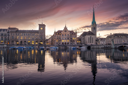 Farbenprächtiger Sonnenuntergang in Zürich an der Limmat