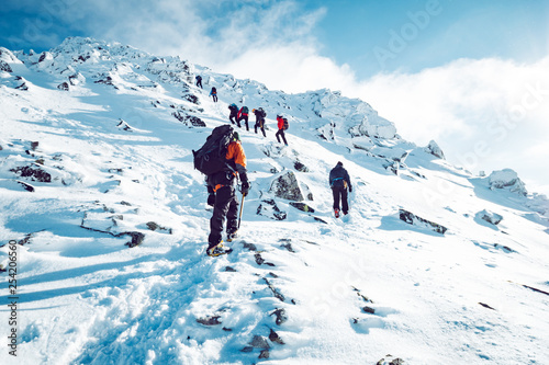 Grupa wspinaczy wspinających się zimą na górę