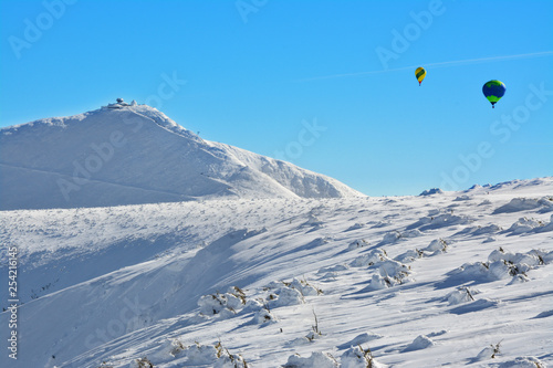 Balony nad górami, piękny zimowy krajobraz, Sudety