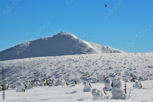 piękny zimowy górski krajobraz, Śnieżka, Polska