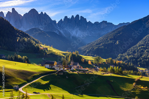 Santa Magdalena, klimatyczne miasteczko w dolinie, Dolomity, Alpy