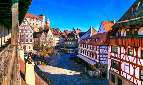 stare miasto średniowiecznej Norymbergi z tradycyjną architekturą, widok z murów miejskich. Podróżuj po Niemczech