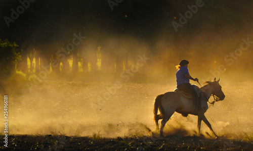 jinete galopando al atardecer