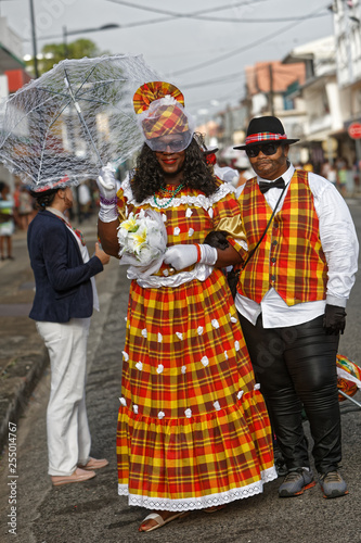 En habits traditionnels pour les mariés burlesques au carnaval de Cayenne - Guyane française