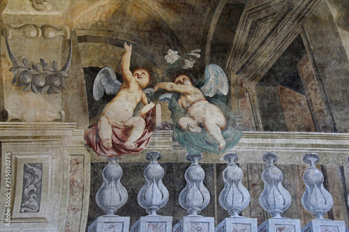 balaustra con angioletti; affresco di una cappella della chiesa di "San Cristo" a Brescia