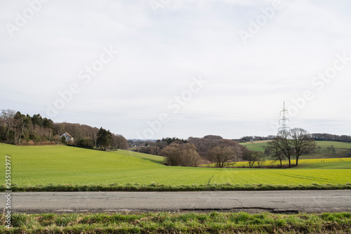 Landschaft in Deutschland mit einer Landstrasse