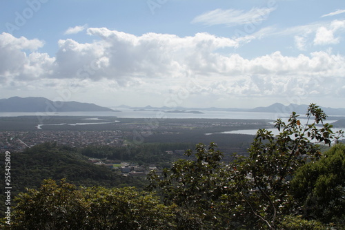 floresta atlântica com baia da babitonga