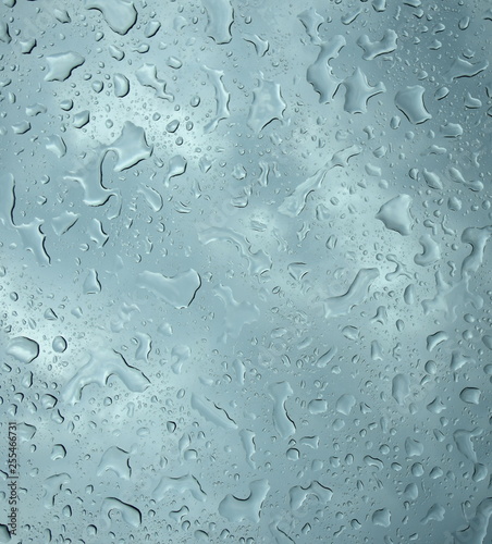 Wetter - Regentropfen auf einer Glasscheibe