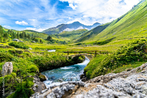 Paesaggio di montagna in estate a La Thuile, Alpi della Valle d'Aosta