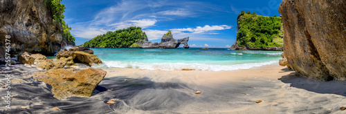 Duża panorama sielankowej tropikalnej plaży z małą wyspą i idealną lazurową czystą wodą