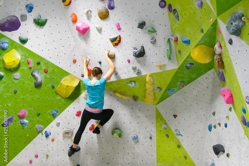 Klettern bouldern in Kletterhalle