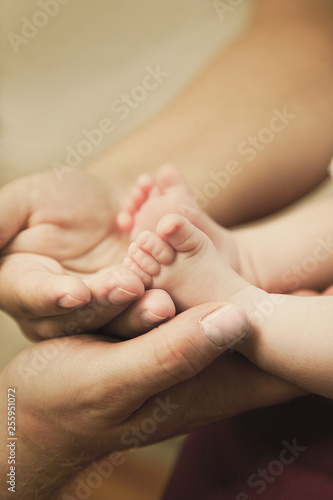 Stópki niemowlaka w dłoniach mamy