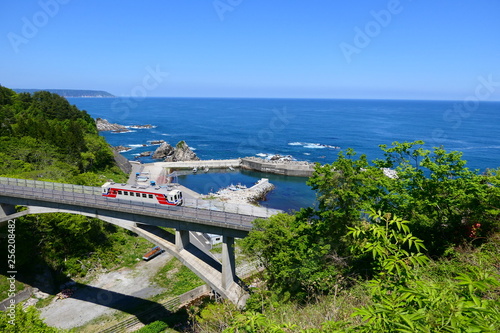 三陸復興国立公園を走る三陸鉄道リアス線。田野畑 岩手 日本。５月中旬。