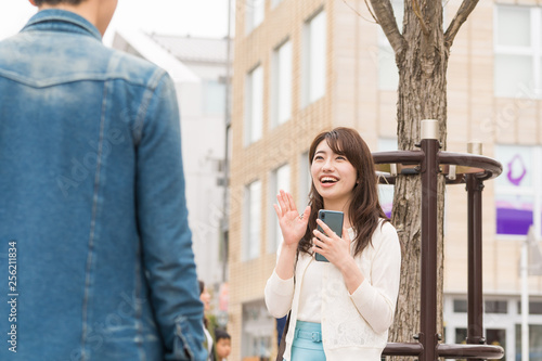 待ち合わせをするカップル