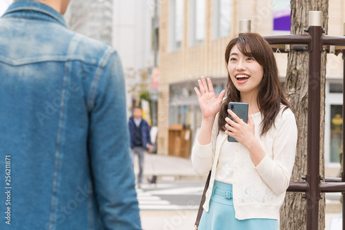 待ち合わせをするカップル