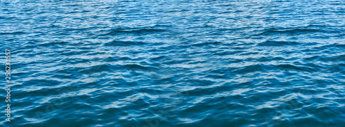 Niebieska woda panorama tło