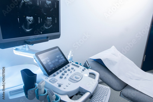 Sonographie Gerät mit Monitor, Tatstatur und Benutzerpanel in der Radiologie, Textfreiraum