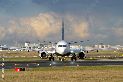 Passagierflugzeug am Boden auf dem Weg zur Startposition auf der Startbahn West am Flughafen Frankfurt - Stockfoto