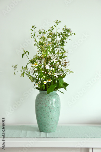 wazon z kwiatami