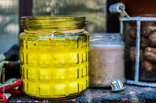 Bougeoir en verre et bougie jaune