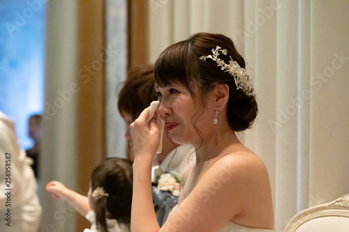 結婚式 涙を流す新婦