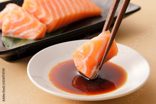 Sashimi z surowego łososia