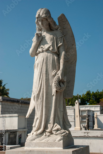 weibliche statue am Friedhof