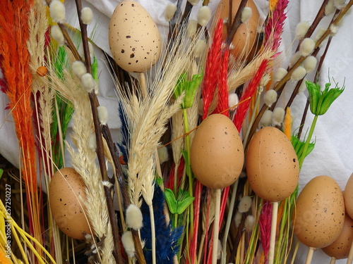 Dekoracyjna kompozycja wielkanocna, jajka na patyczkach, bazie, kłosy zboża, kolorowe ozdobne rośliny