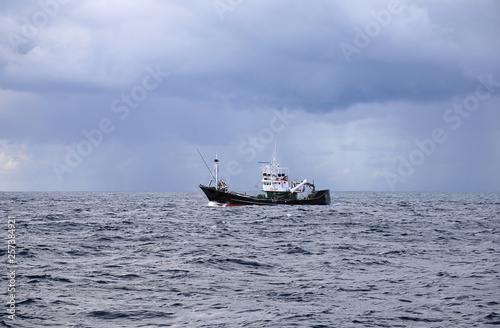 barco de pesca navegando en alta mar país vasco 4M0A0632-as19