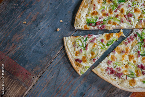 Flammkuchen auf einer Holzplatte