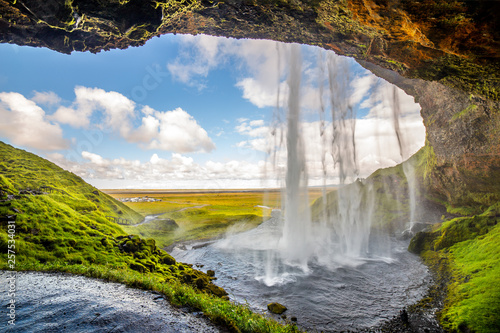 Widok na Seljalandsfoss, jeden z najbardziej oszałamiających wodospadów na Islandii