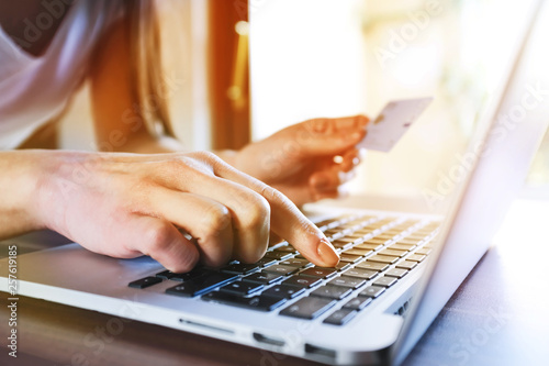 Frau beim Online einkaufen im Internet am Lap Top