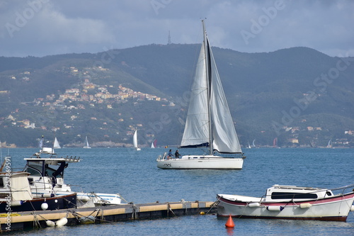 barca a vela in procinto di rientrare in porto, Porto Venere, Liguria, Italia