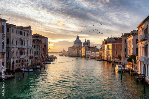 Sonnenaufgang über dem Kanale Grande in Venedig in Italien, ohne Menschen und Boote