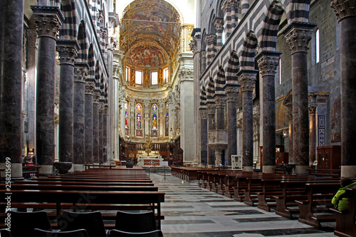 la navata centrale della Cattedrale di San Lorenzo, Genova