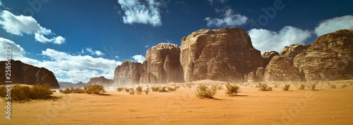 Przyroda i skały pustyni Wadi Rum lub Valley of the Moon, Jordania, burza piaskowa