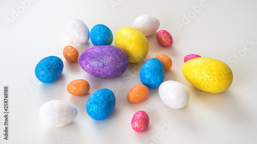 Kolorowe jajka wielkanocne na białym tle