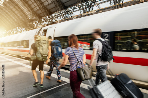 Menschen auf den Weg in den Urlaub sind auf Reise mit Gepäck am Bahnhof 