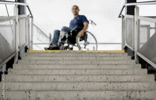 Rollstuhlfahrer Rollstuhl vor unpassierbarer Treppe