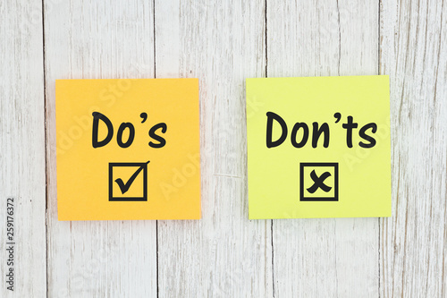 Do's and Don'ts on two sticky notes on weathered whitewash textured wood