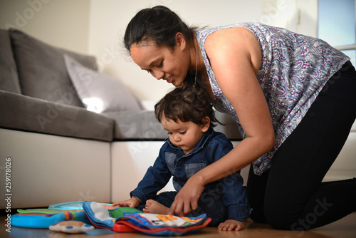 jeune mère jouant avec son fils