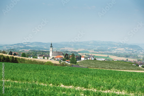 Österreichische Landschaft mit Kirche