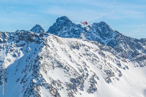 Helikopter TOPR nad tatrami