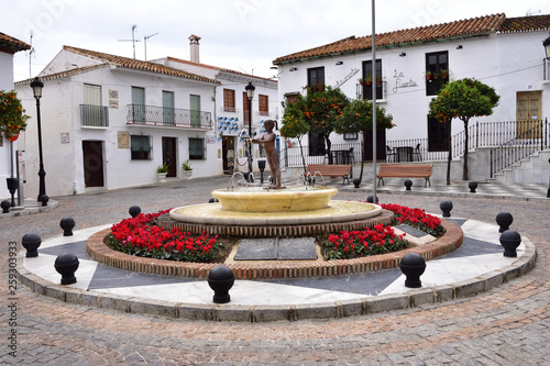 Centrum Benalmádena pueblo blanco w Hiszpanii